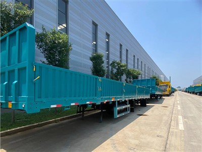 Троосовинска приколица са бочним зидом